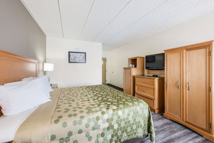 1 King Bed (1 of 11)