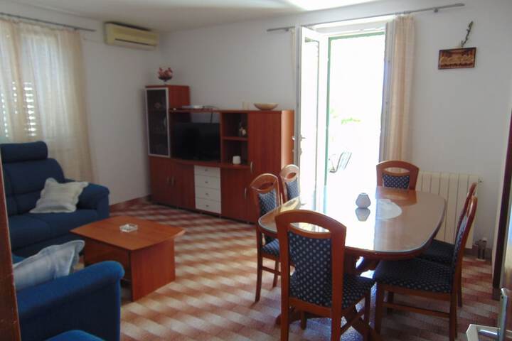 Room 8 of 39