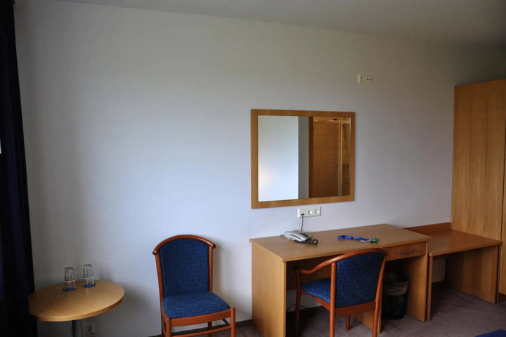 Room 7 of 19