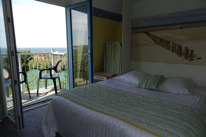 Room 42 of 100