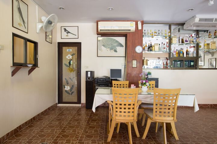 Lounge 49 of 61