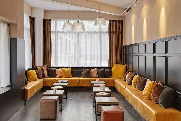 Lounge 74 of 86