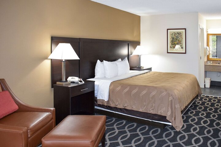 1 King Bed (3 of 8)