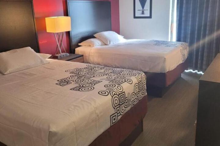 1 Queen Bed (2 of 7)