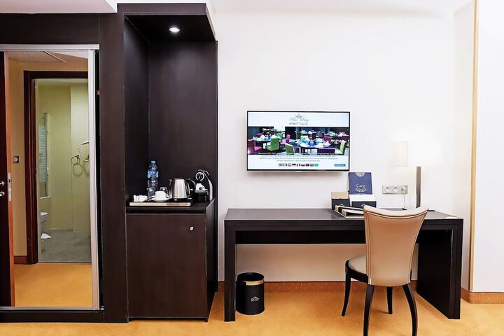 Room 6 of 17