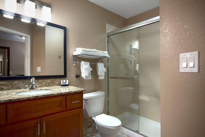 Accessible Suite King Bed Mobility Accessible Roll in Shower Sofa Bed Full Breakfast (10 of 15)