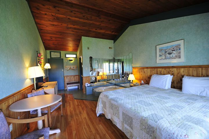 Superior Room 1 King Bed Jetted Tub Pool View Hardwood Floors (5 of 8)