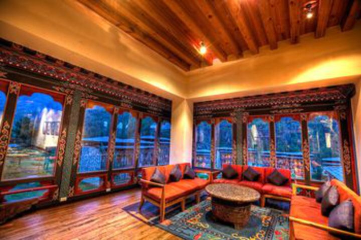 Lounge 4 of 18