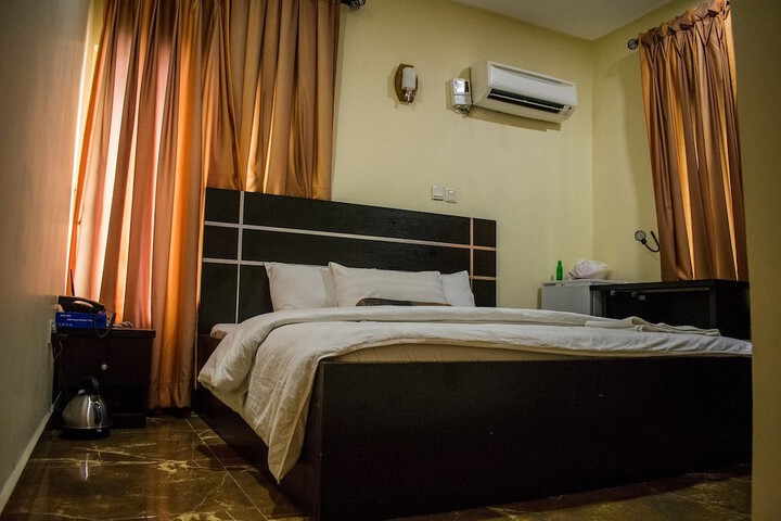 Room 14 of 32
