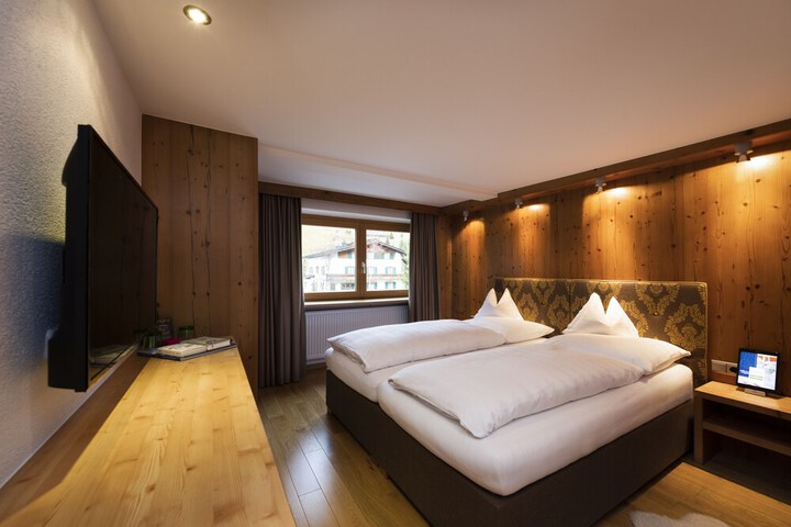 Room 44 of 176