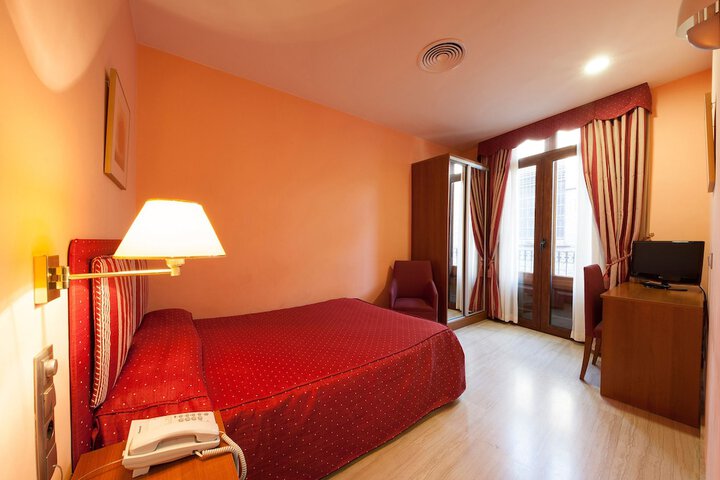 Room 8 of 40