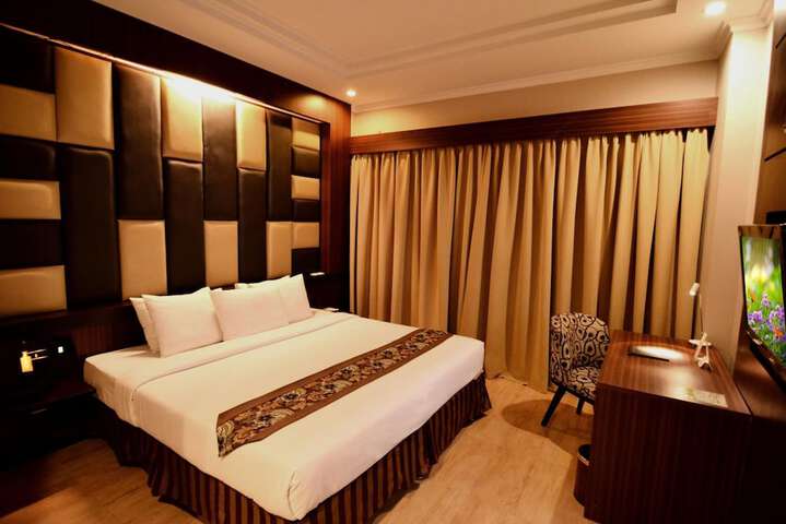Room 9 of 33