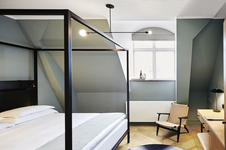 Room 15 of 96