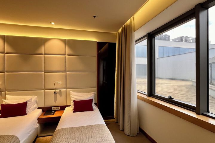 Room 27 of 146