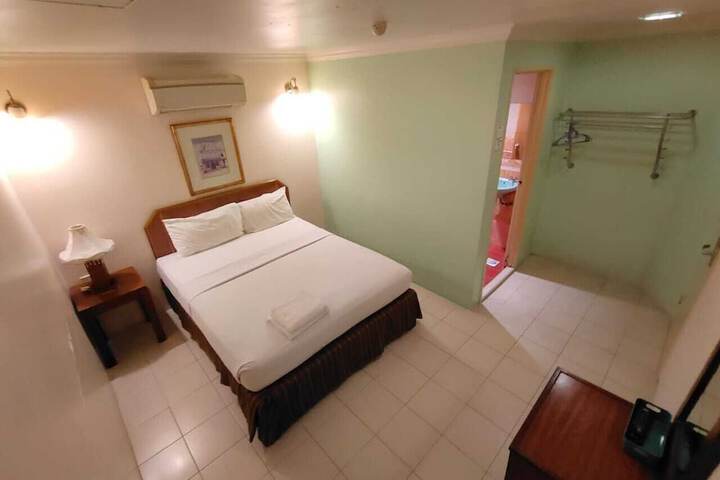 Room 9 of 32