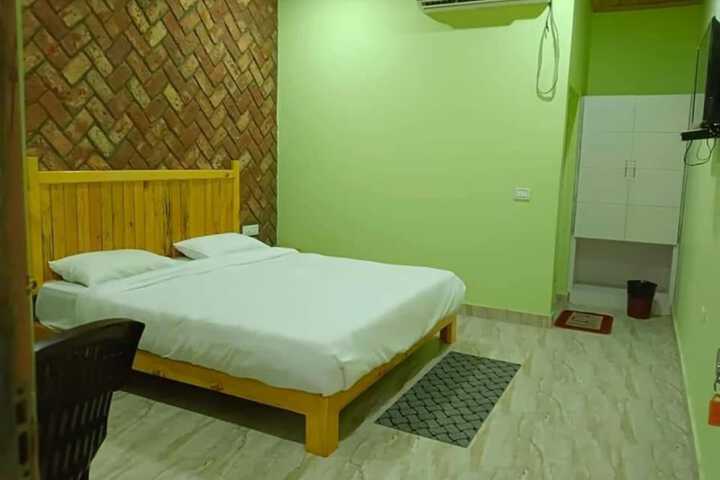 Room 8 of 16