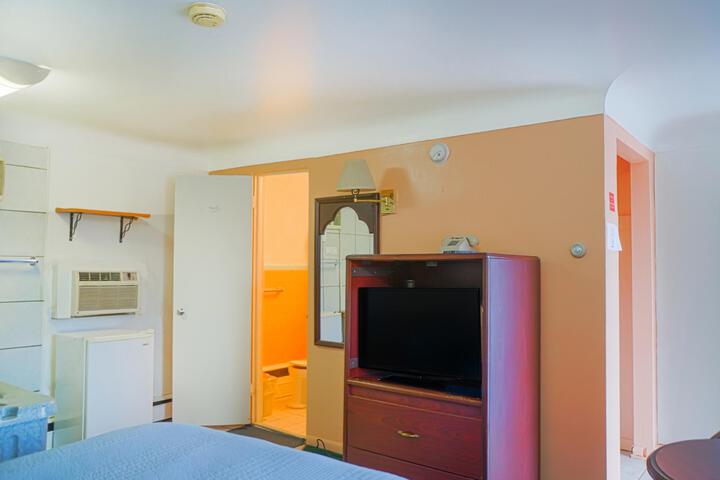 1 Queen Bed (10 of 15)