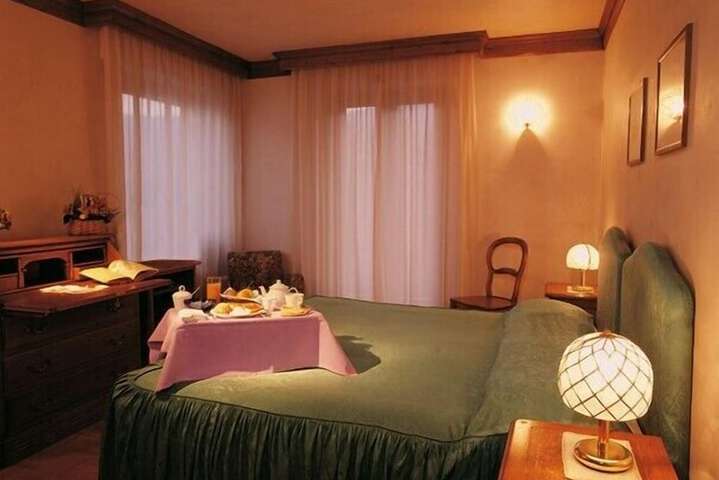 Room 5 of 62