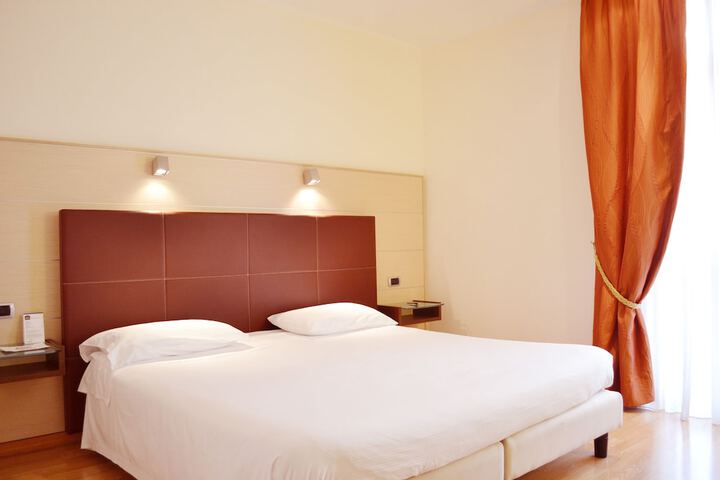 Room 5 of 111