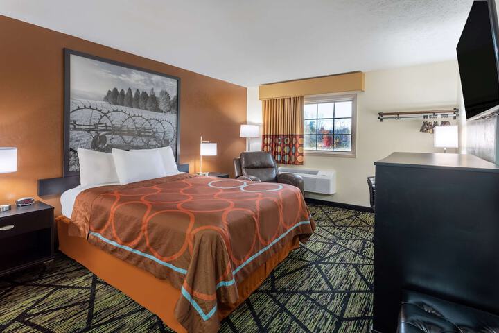 1 Queen Bed (4 of 5)