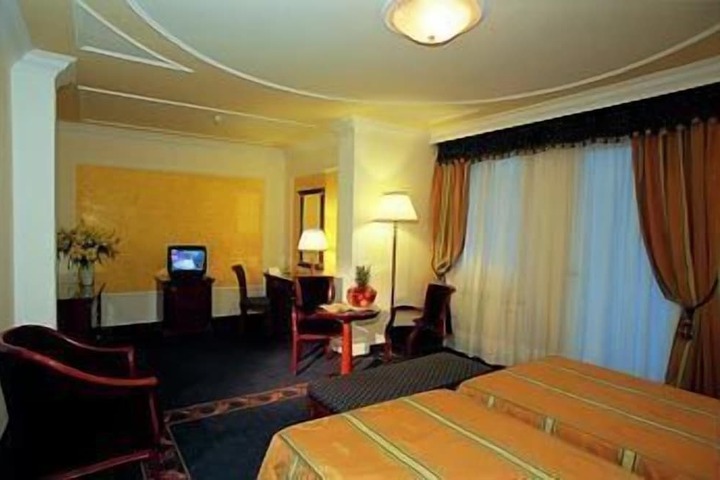 Room 24 of 77