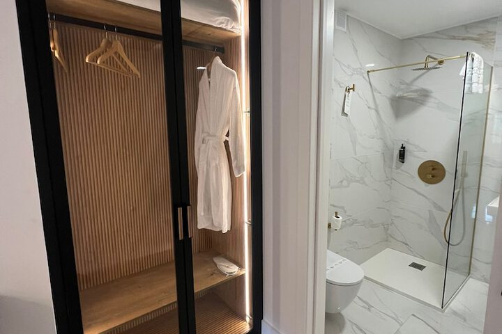 Room 32 of 79