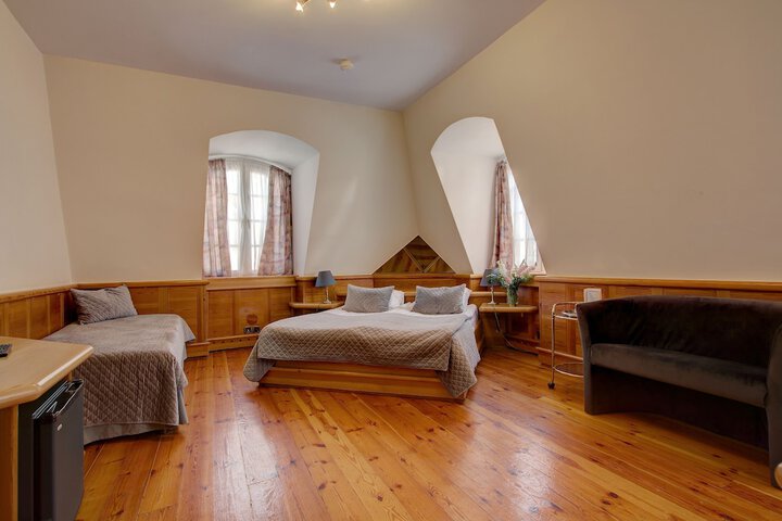 Room 13 of 42