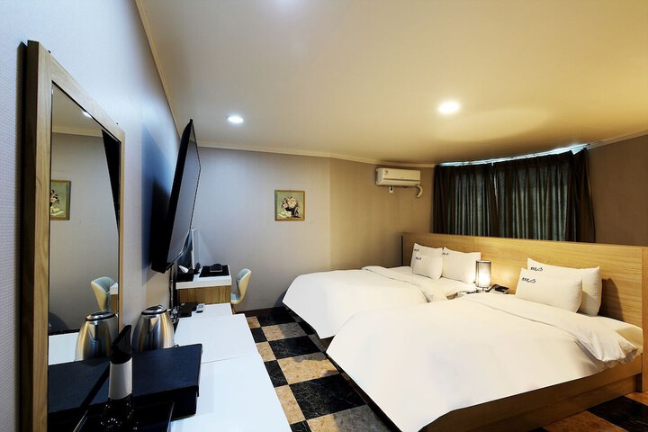 Room 26 of 47