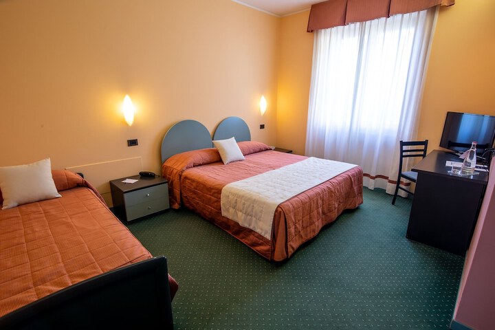 Room 9 of 19