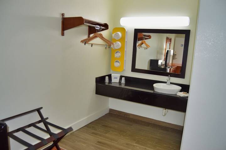 1 King Bed (12 of 14)