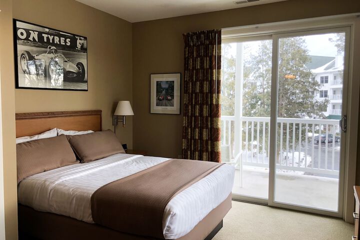 1 Queen Bed (7 of 13)
