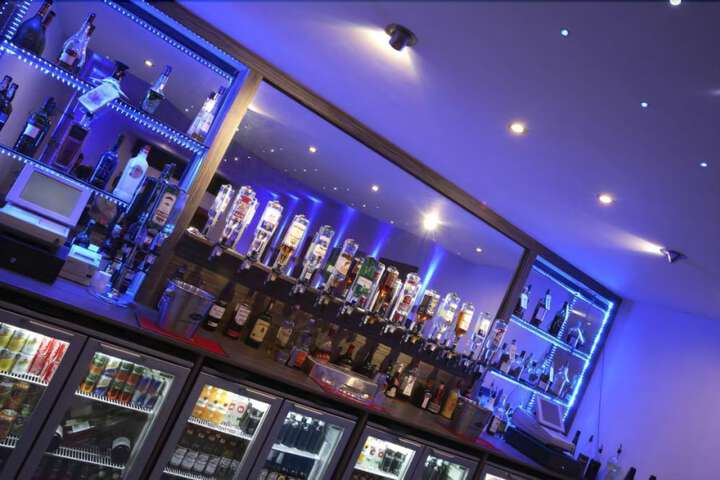 Lounge 44 of 53