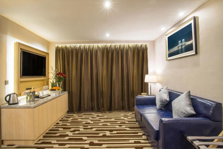 Room 16 of 28