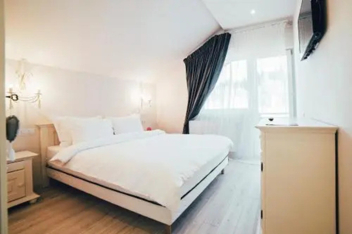 Room 6 of 6