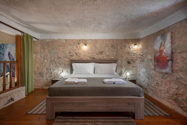 Room 2 of 35