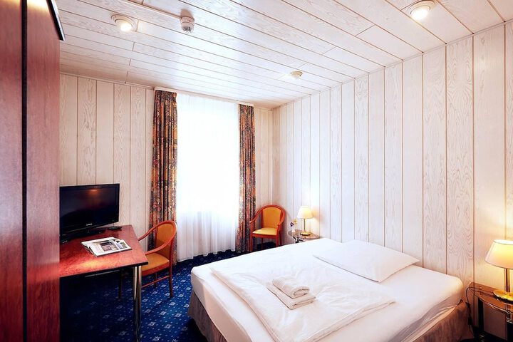 Room 2 of 18