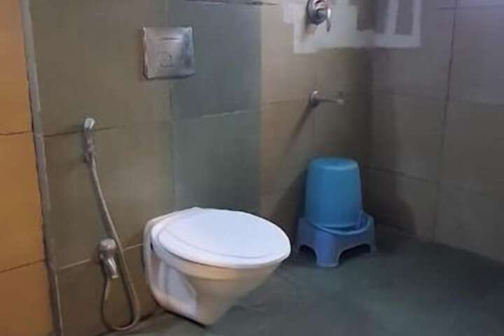 Room 7 of 33