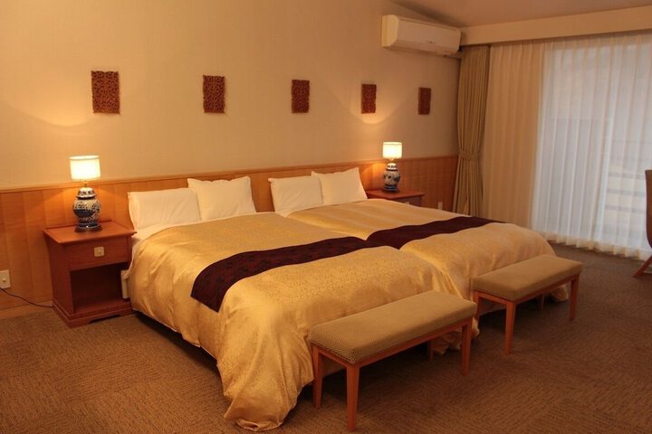 Room 12 of 76