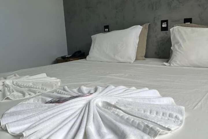 Room 5 of 8