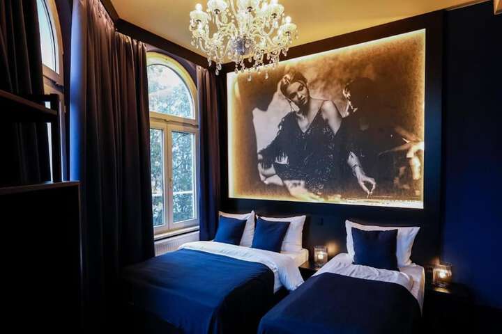 Room 11 of 100