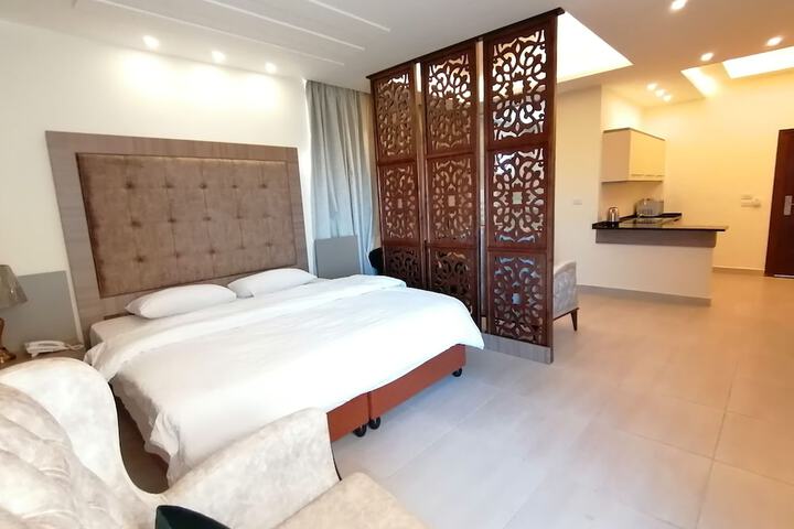 Room 8 of 77