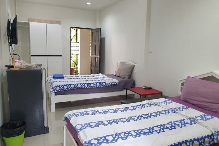 Room 32 of 195