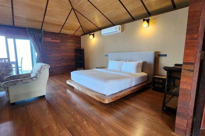 Room 4 of 105