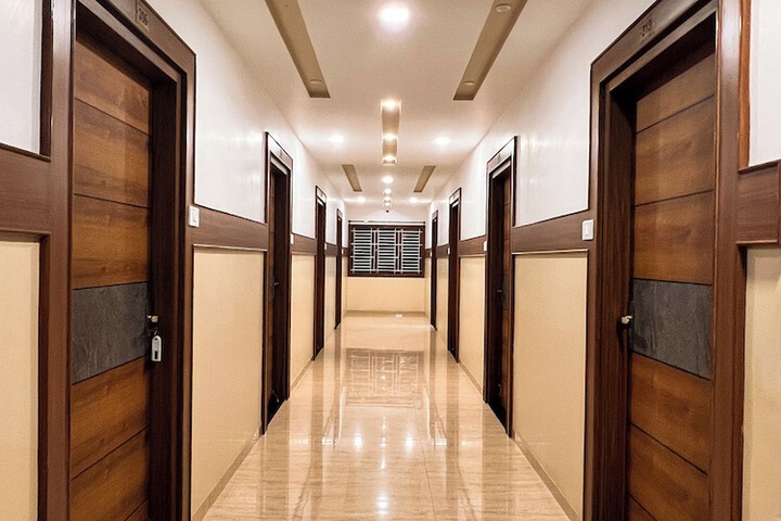 Ballroom/Hall 18 of 24