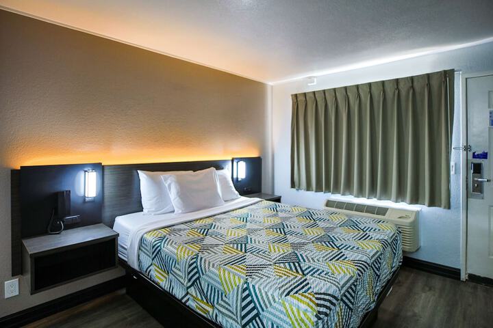 1 Queen Bed (11 of 15)