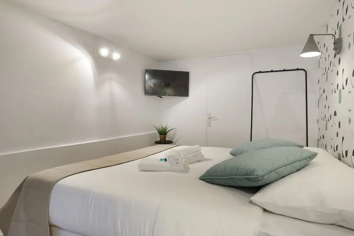 Room 2 of 9