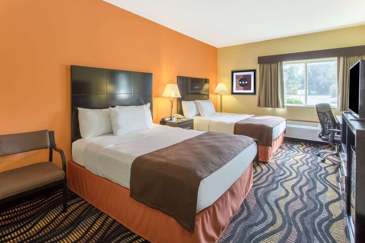 2 Queen Beds (5 of 11)
