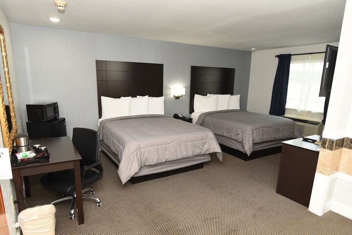2 Queen Beds (12 of 18)