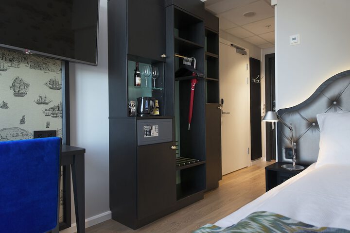 Room 15 of 48