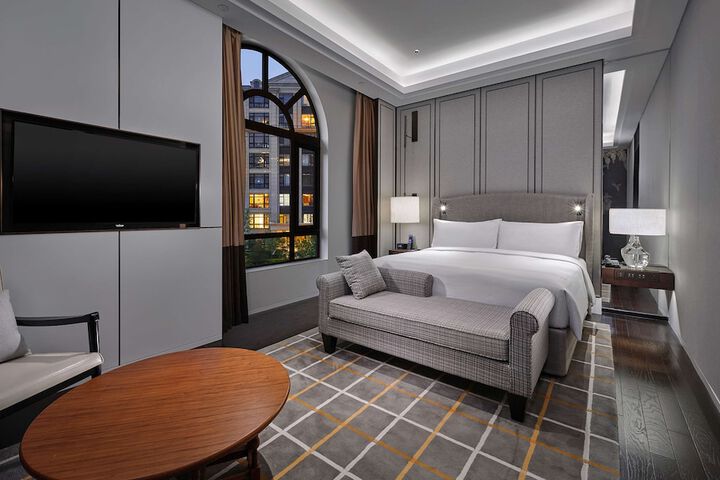Room 28 of 65